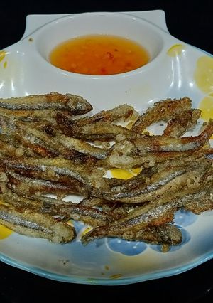 Hình của món Cá cơm lăn bột chiên giòn.
