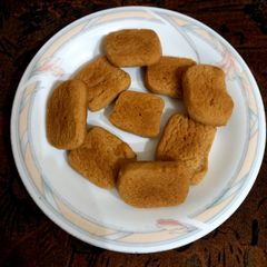 A picture of Diet biscuits, whole wheat flour sa 🍪🧇🫓.