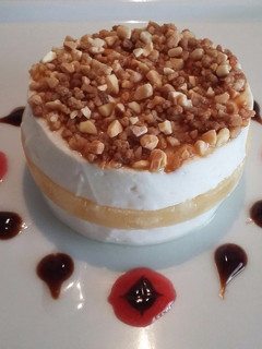 Una foto de Postre de queso fresco con piña y crocanti de almendras