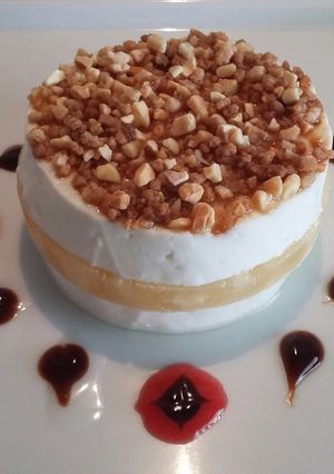 Foto principal de Postre de queso fresco con piña y crocanti de almendras