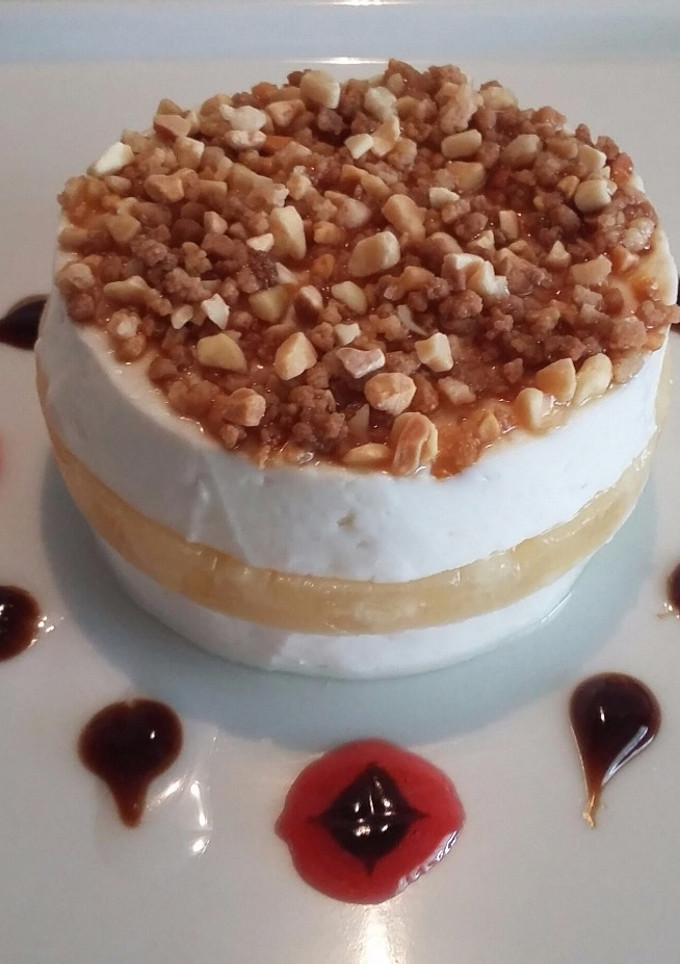Una foto de Postre de queso fresco con piña y crocanti de almendras