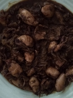 Una foto de Calamares pequeños encebollados