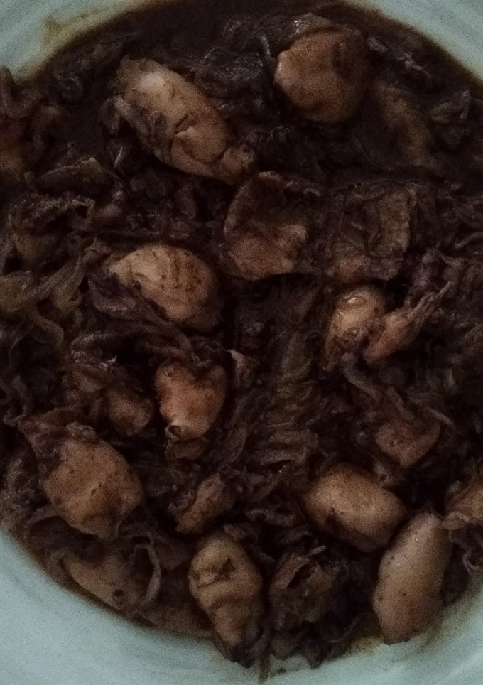 Una foto de Calamares pequeños encebollados