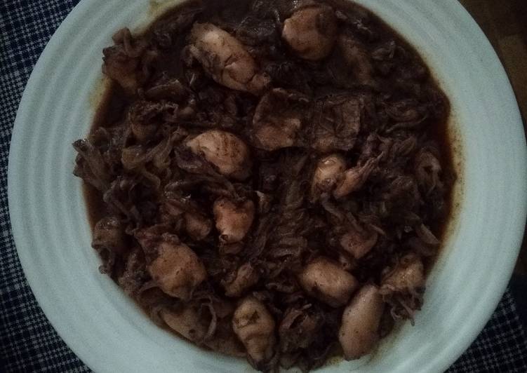 Calamares pequeños encebollados