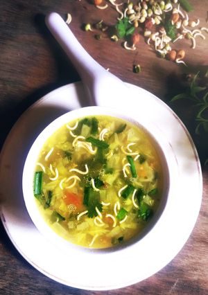 व्हेजिटेबल स्प्राऊट सूप (vegetable sprout soup recipe in marathi) रेसिपी चे मुख्य फोटो 
