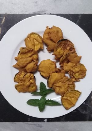 A picture of Baingan kay pakoray.