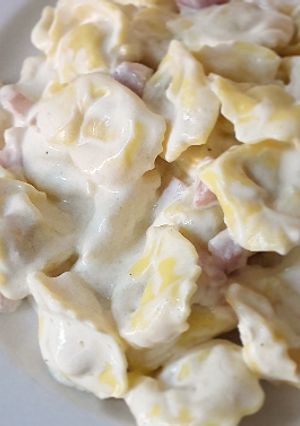 Foto principal de Tortellini con jamón y nata