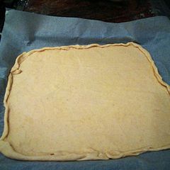 A picture of Garlic pizza dough.