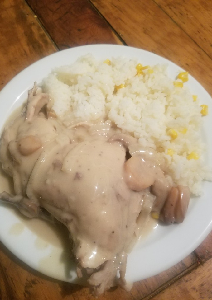 Una foto de Pollo en crema de champiñones