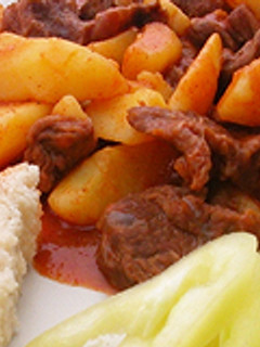 Pusztapörkölt (Pörkölt de boeuf á la puszta) recept fotója