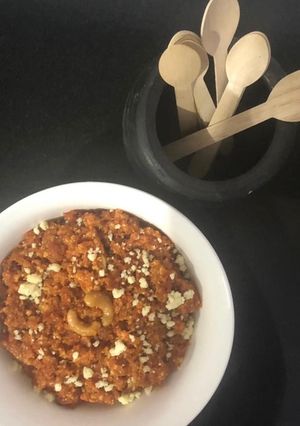 गाज़र का हलवा (Gajar ka halwa recipe in hindi) रेसिपी मुख्य फोटो