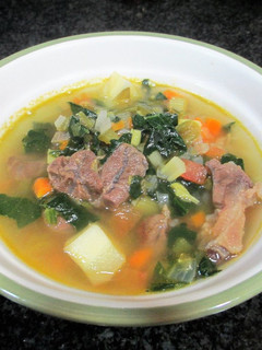 Una foto de Sopa de morcillo de ternera, espinacas y otras hortalizas