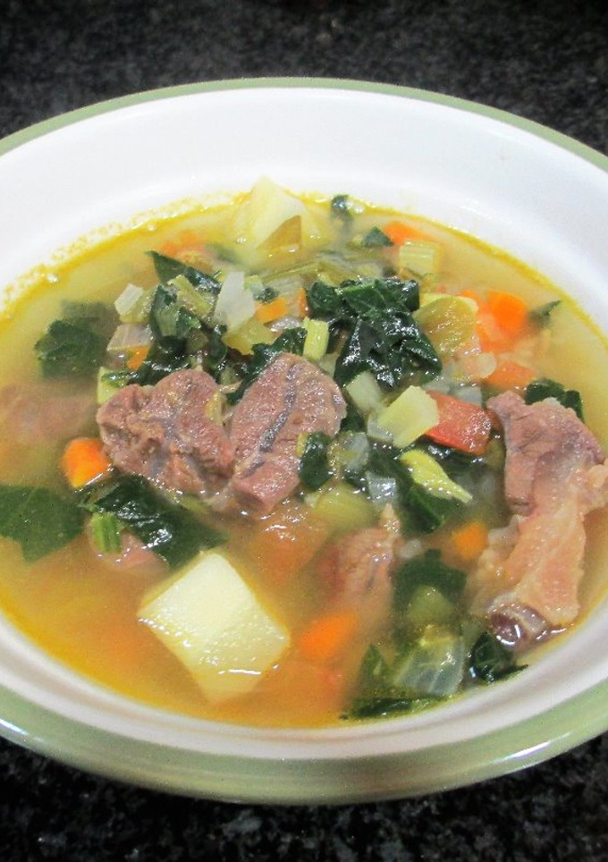 Una foto de Sopa de morcillo de ternera, espinacas y otras hortalizas