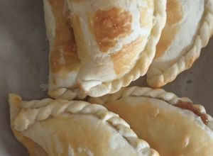 Una foto de Empanadas de dulce membrillo y muzarella