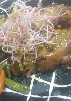 Una foto de Bondiola a la birra y wok de verduras