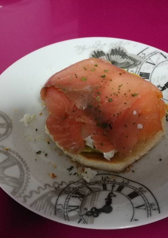 Una foto de Salmón con guacamole