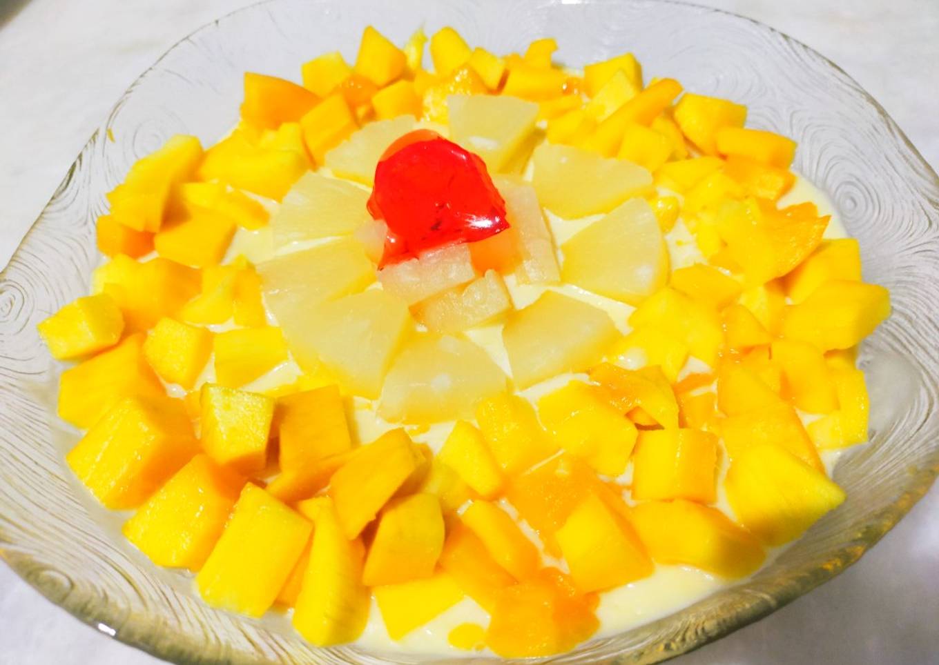 Vanilla custard with mango pineapple,apple,banana,and jelly