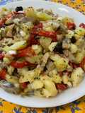 Salade tiède de poivrons rouges, pommes de terre, harengs et olives