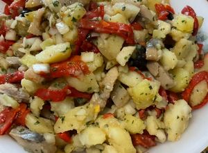 Une photo de Salade tiède de poivrons rouges, pommes de terre, harengs et olives