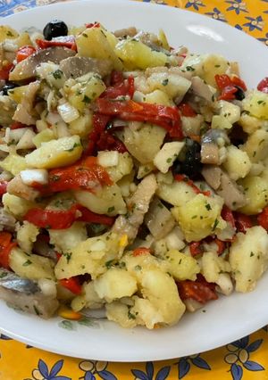 Une photo de Salade tiède de poivrons rouges, pommes de terre, harengs et olives