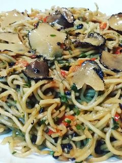 Una foto de Noodles trufados