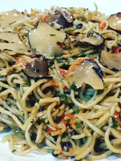 Una foto de Noodles trufados
