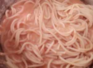 Una foto de Espagueti rojo con crema
