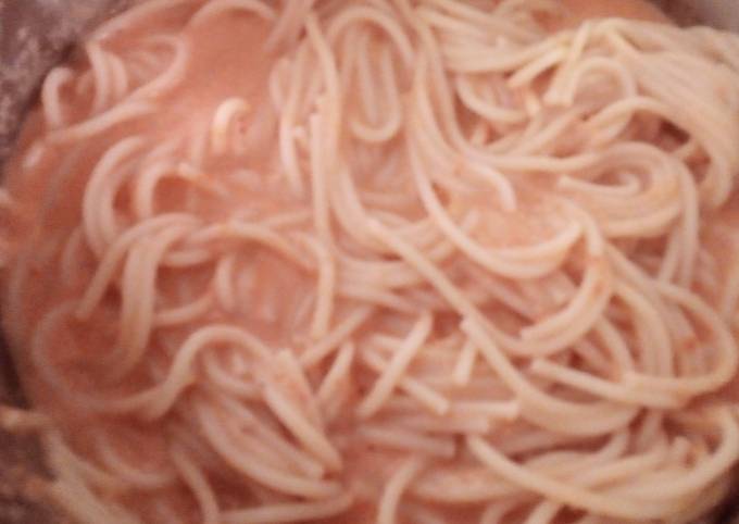 Espagueti rojo con crema Receta de Yezzy- Cookpad