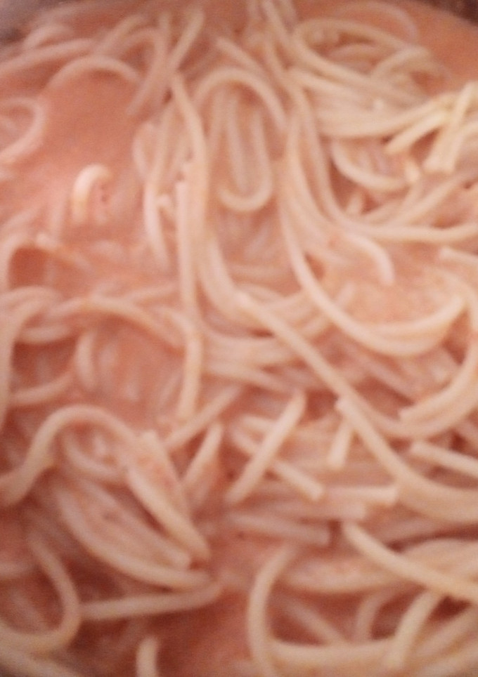Una foto de Espagueti rojo con crema