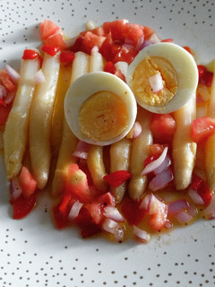 Una foto de Espárragos blancos con vinagreta de tomate