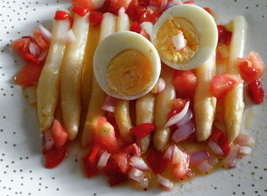 Foto principal de Espárragos blancos con vinagreta de tomate
