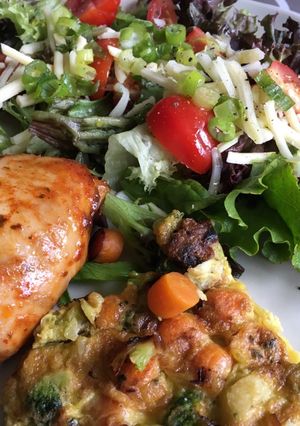 A picture of Chicken with vegetables omelette and salad.