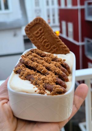 Una foto de Postrecito de café con yogur griego orgánico y galletitas Lotus Biscoff® (cocinando en Islandia 🇮🇸)
