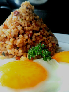 Una foto de Pinto con huevos, desayuno tradicional de Costa Rica