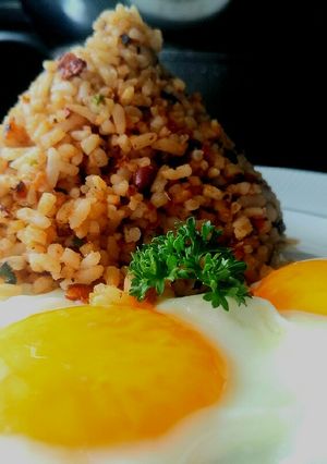 Una foto de Pinto con huevos, desayuno tradicional de Costa Rica