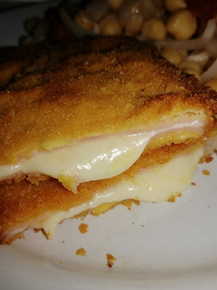 Una foto de Milanesas de jamón y queso