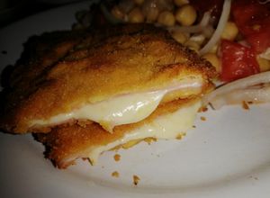 Una foto de Milanesas de jamón y queso