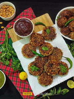 A picture of Falhari Sabudana Vada / Sago Balls Vada.