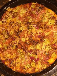صورة لوصفة بيتزا بنينه بالطون يحبها الكبار والصغار 😋😋