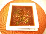 Una foto de sopa de espinaca y arvejas