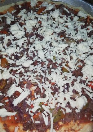 صورة لوصفة بيتزا بالسجق الشرقي 😋
