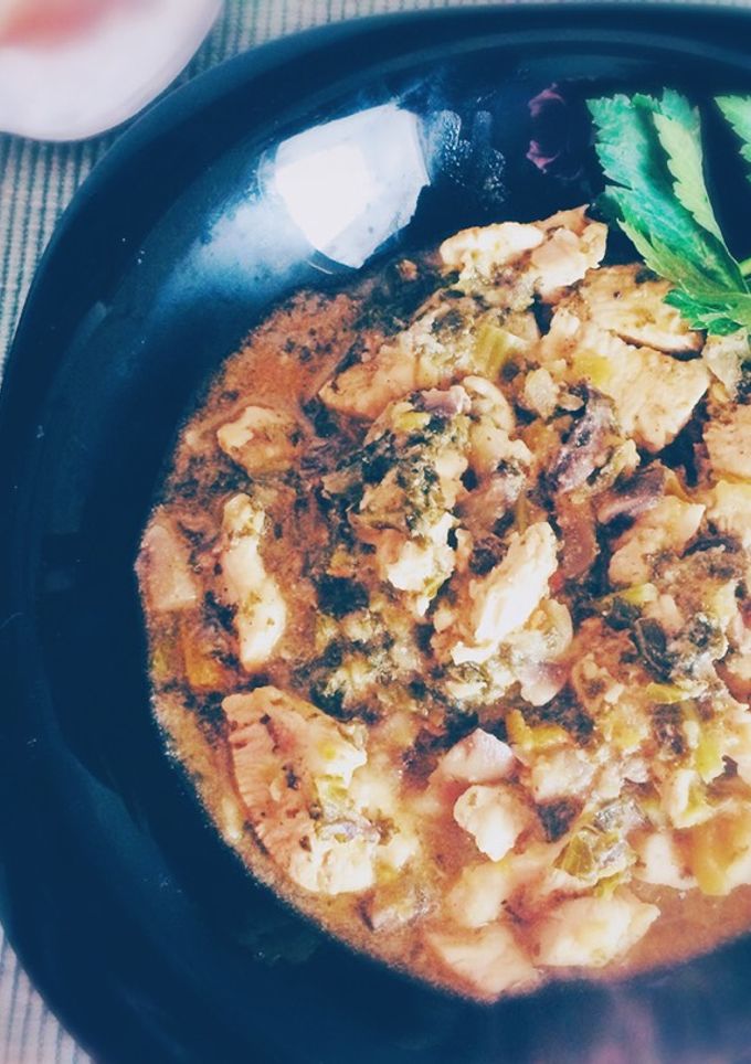 Una foto de Pollo con salsa de col kale al toque de canela (apto para diabéticos)