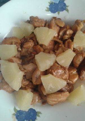 Una foto de Pollo con almendras y piña