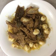 A picture of Mutton with lotus seeds.