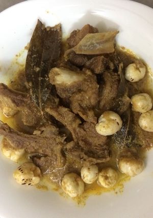 A picture of Mutton with lotus seeds.