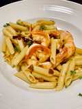เพนเน่กุ้งและซาลามีผัดพริกแห้ง