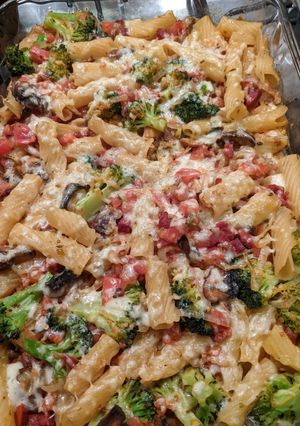 Una foto de Pasta horneada con chorizo y vegetales