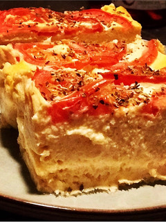 Una foto de Pastel de pescado al horno con tomate asado y orégano