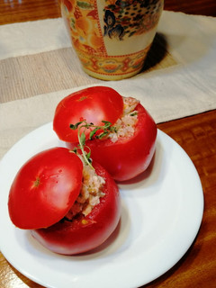 Una foto de Tomate relleno de pavo