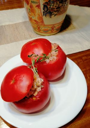 Una foto de Tomate relleno de pavo